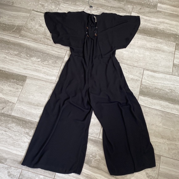 Embroidery Romper with tie back. - Picture 4 of 4